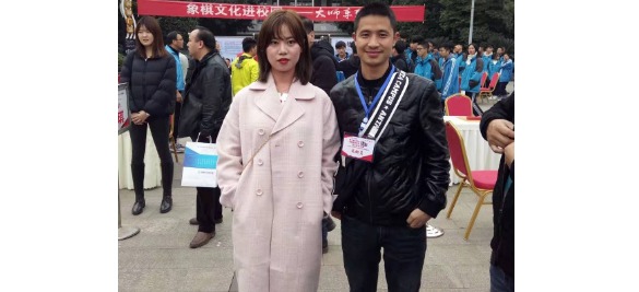 刘军福棋友和梁研婷合影